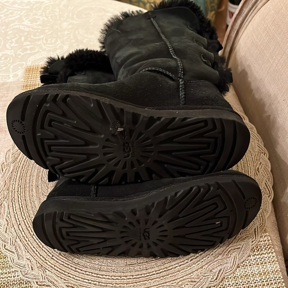 UGG Bailey Bow II Black SUEDE Sheepskin BOOTS w/ suede Bows, Size 5-1012981 EUC - Picture 3 of 5